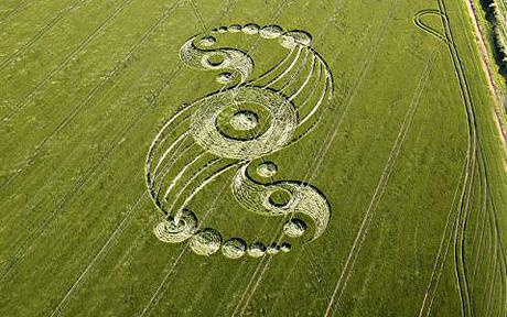 Police officer sees aliens at crop circle near Avebury, Wilts, UK